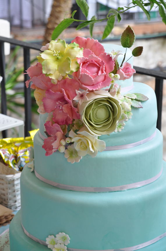tarta de boda con detalle de ramo de flores