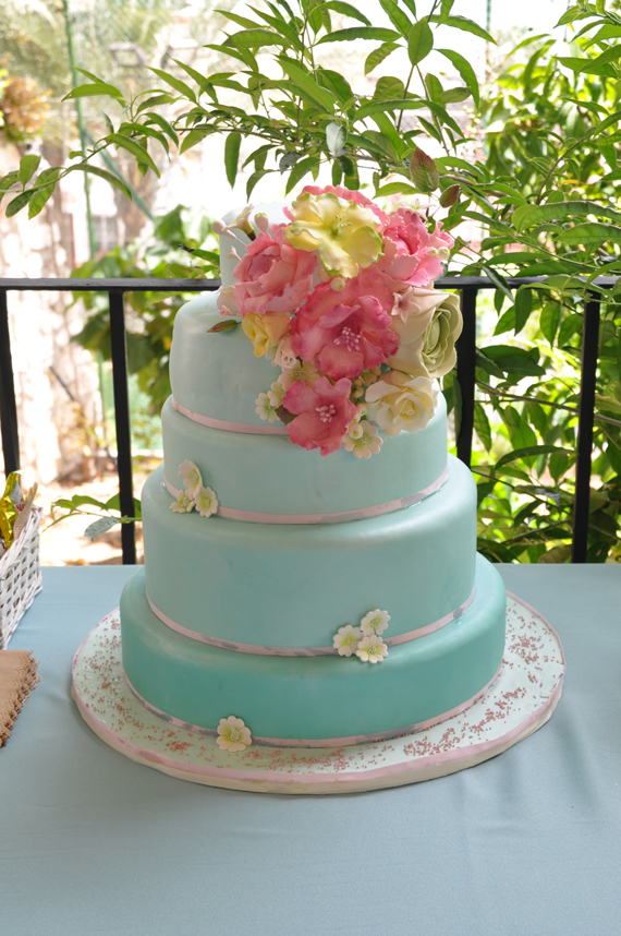 tarta de boda con ramo de flores