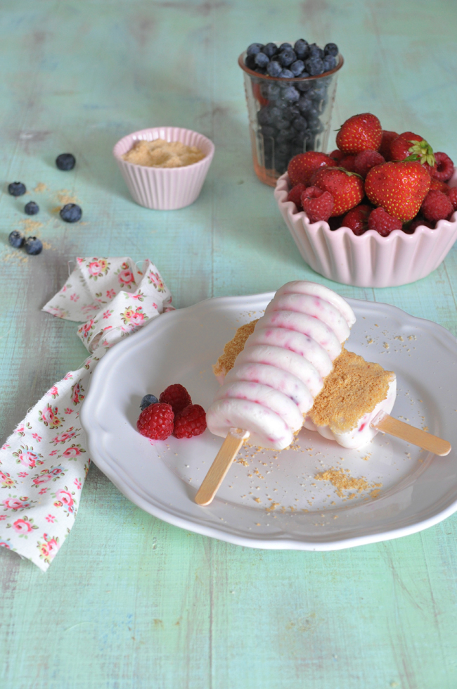 helado de tarta de queso con frambuesas y fresas