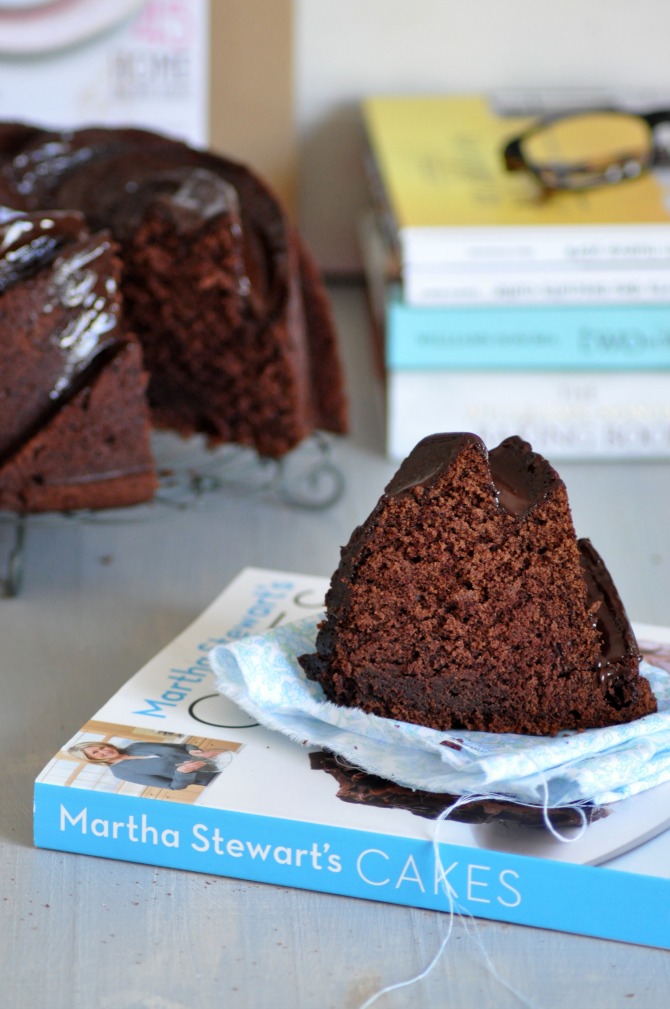 Porción de un bizcocho Bundt cake de chocolate con la receta de Martha Stewart