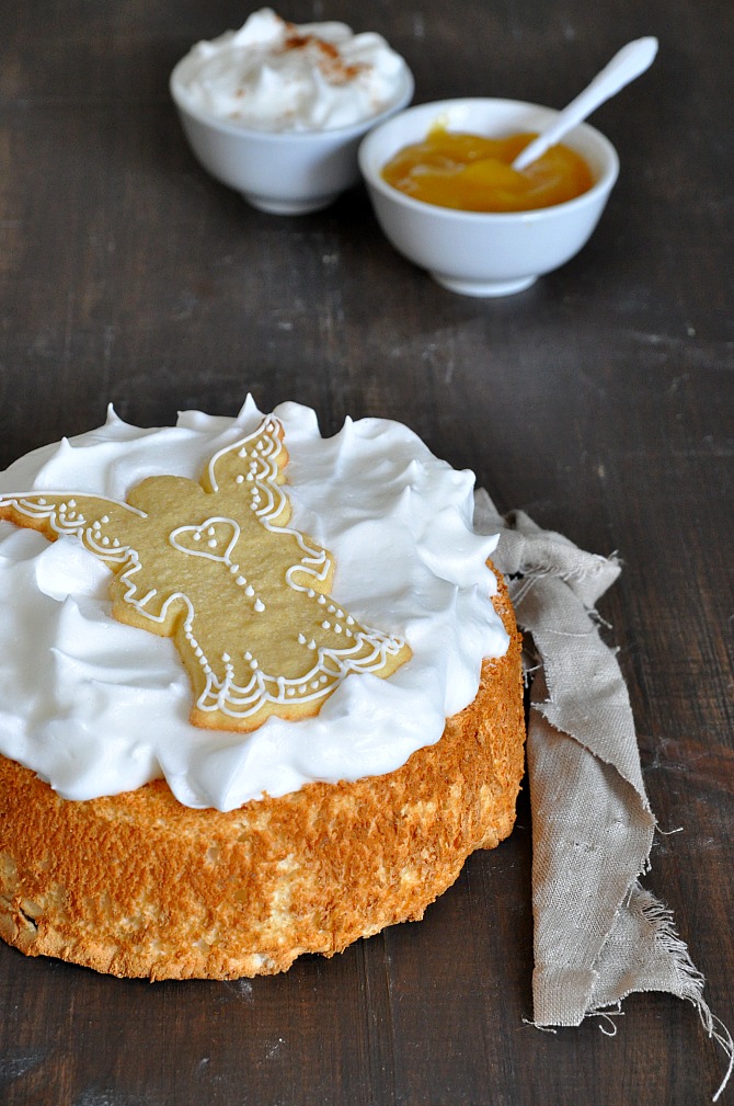 pastel angel cake con merengue y mermelada de limón. Galleta con forma de ángel a modo decorativo.