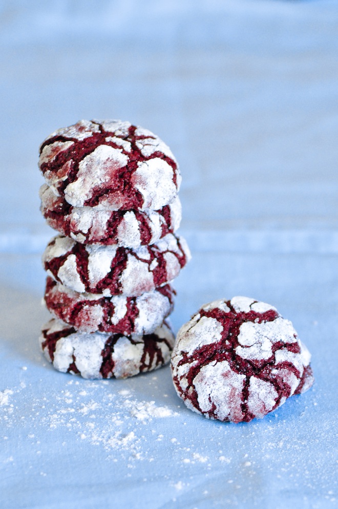 Foto de galletas red velvet cookies apiladas una encima de otra y espolvoreadas con azucar glas.