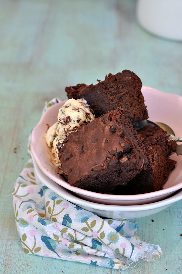 brownie de chocolate y guinness con helado