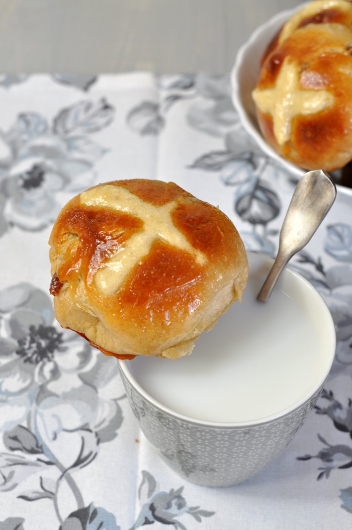 hot cross buns con leche.jpg