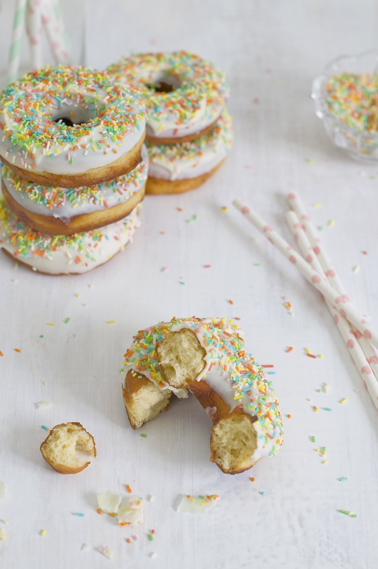donuts de chocolate blanco con sprinkles
