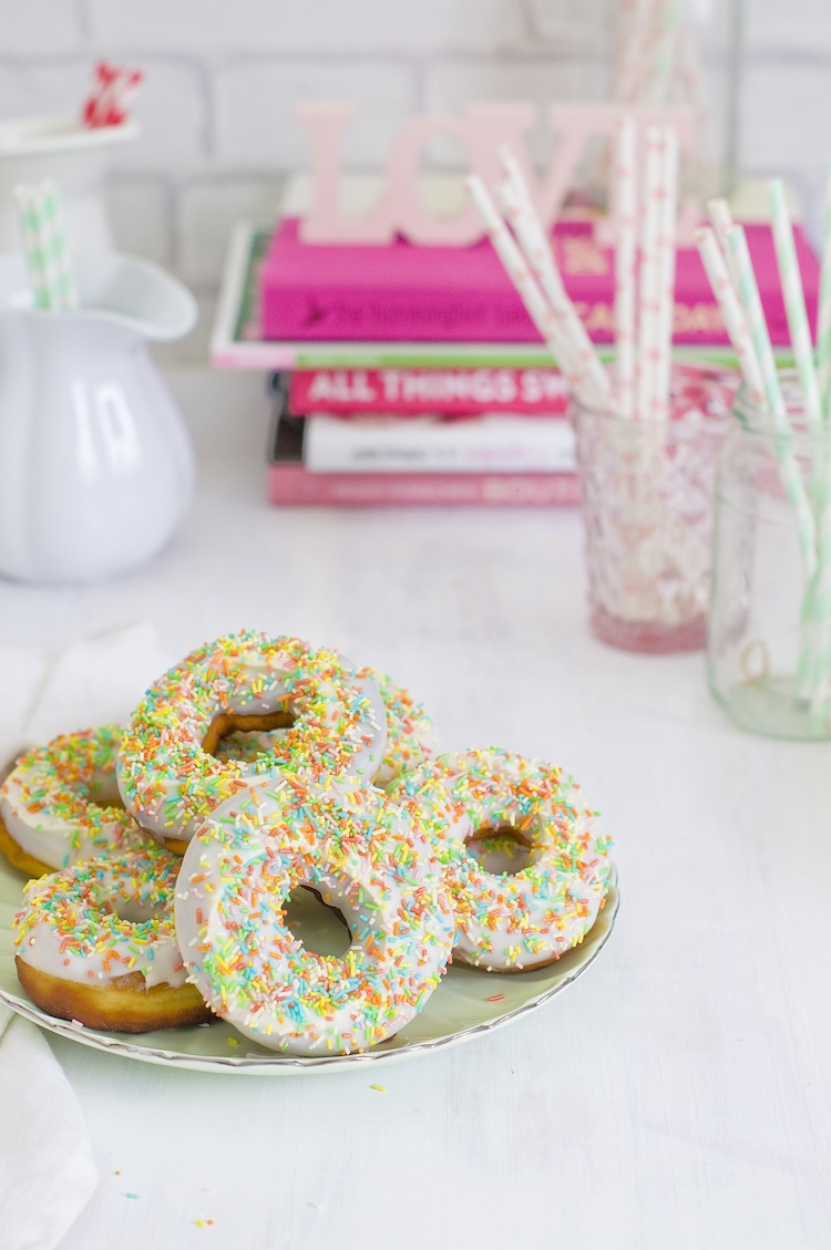 easter donuts con sprinkles