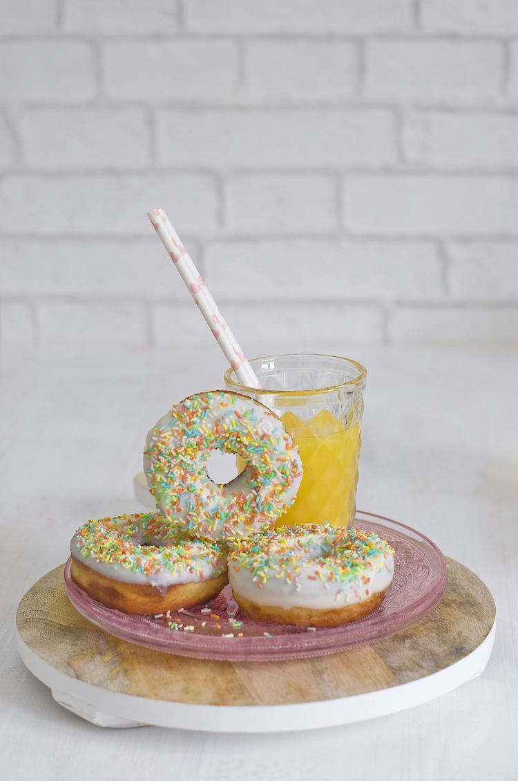 easter donuts de chocolate blanco con sprinkles