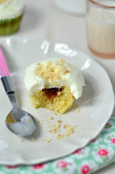 cupcake de tarta de queso con mermelada de fresa seccionado
