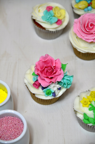 curso de cupcakes de flores rosa