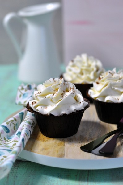 cupcakes de canela con chocolate blanco