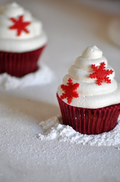 red velvet cupcakes con snowflakes