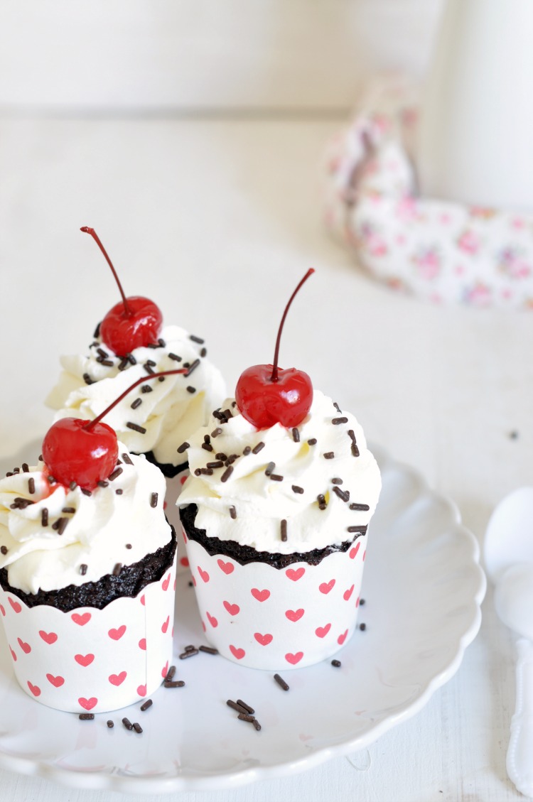 Receta de cupcakes Selva Negra. Cupcakes de chocolate, nata y cerezas
