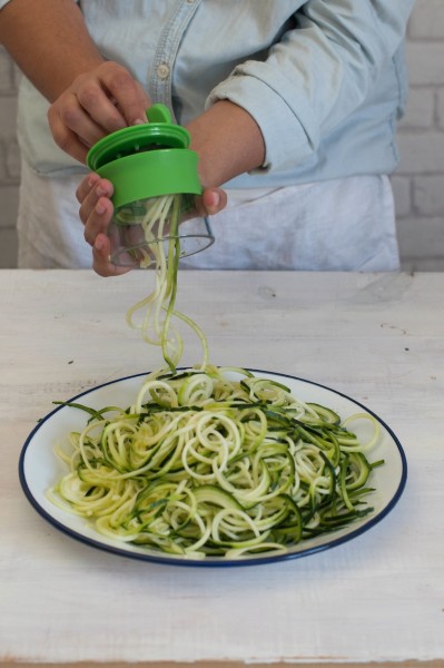 espaguetis de calabacin con pesto y gambas