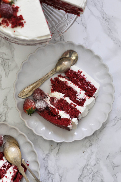red velvet cake porcion con glaseado de queso blanco